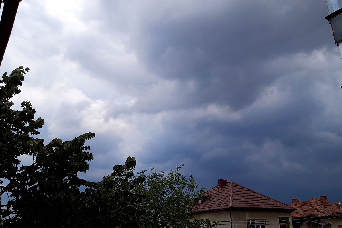 Fenomene meteo severe: ploi torențiale, vânt puternic și temperaturi ridicate în România