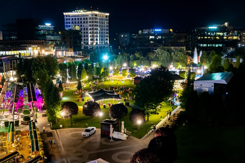 Clădire de centru comercial în construcție în București, România