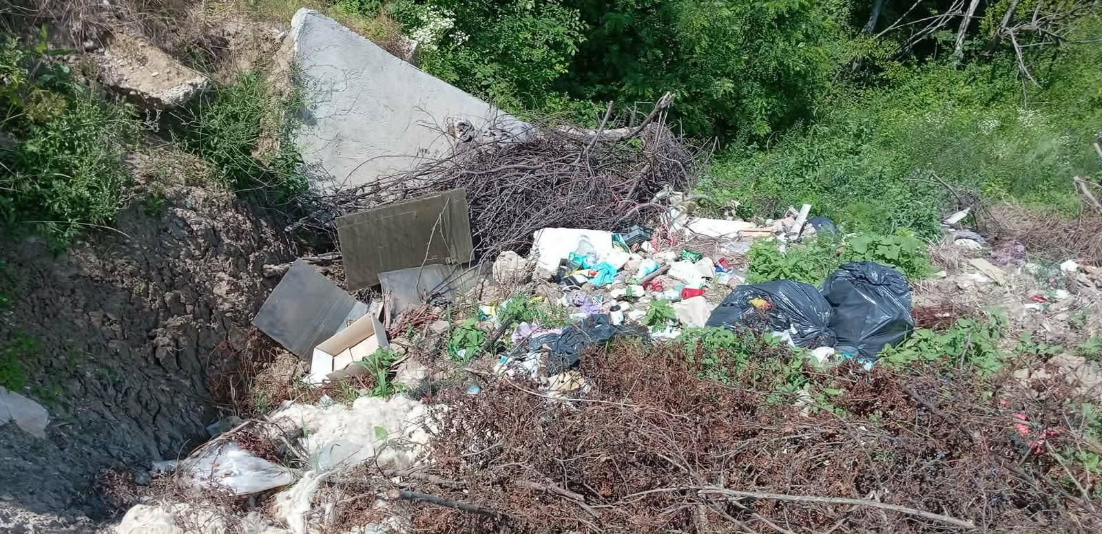 Depozit de deșeuri și pământ proaspăt depus în zona surpării drumului din Livezi