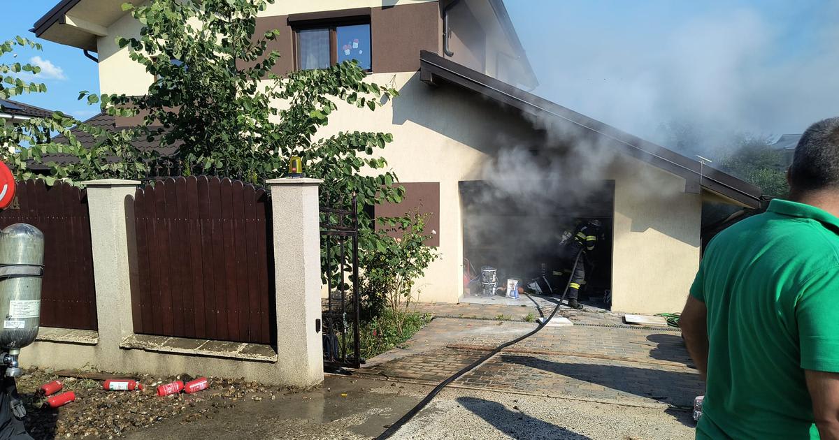 Pompieri intervenind la un incendiu Pompieri intervenind la un incendiu