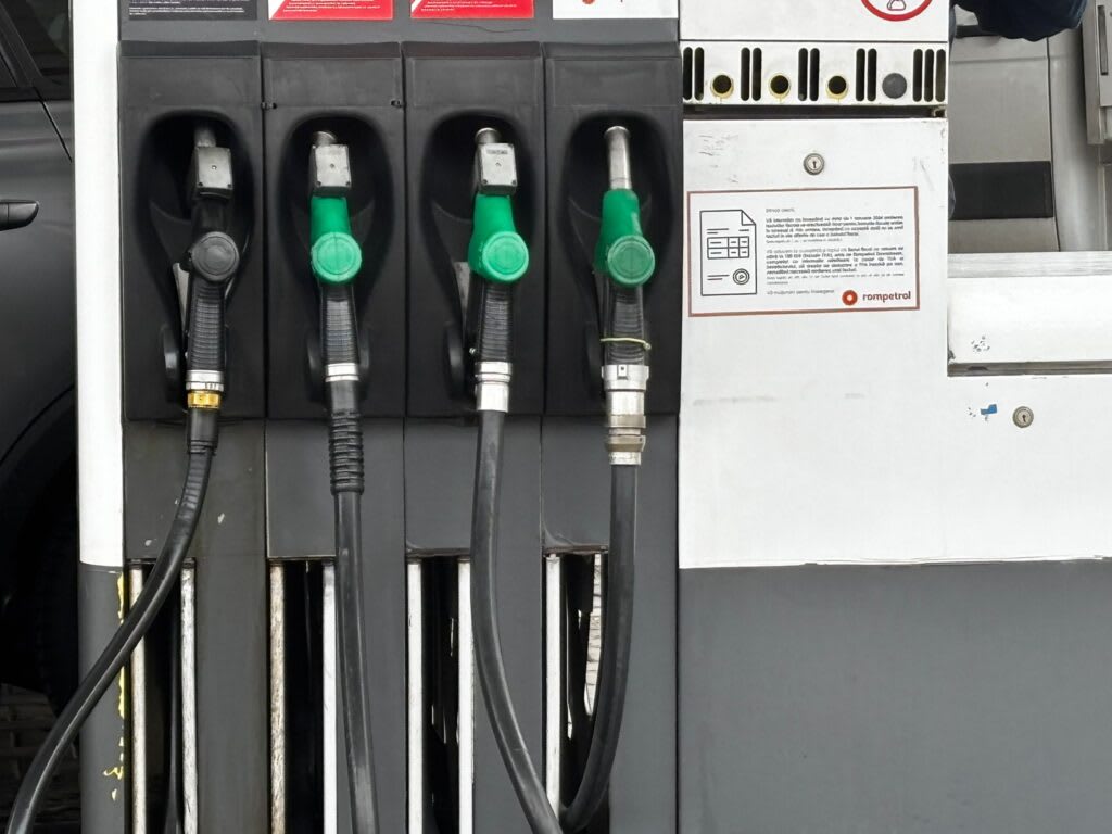 Deputat PSD anunțând proiectul de prelungire a plafonării prețului la motorină