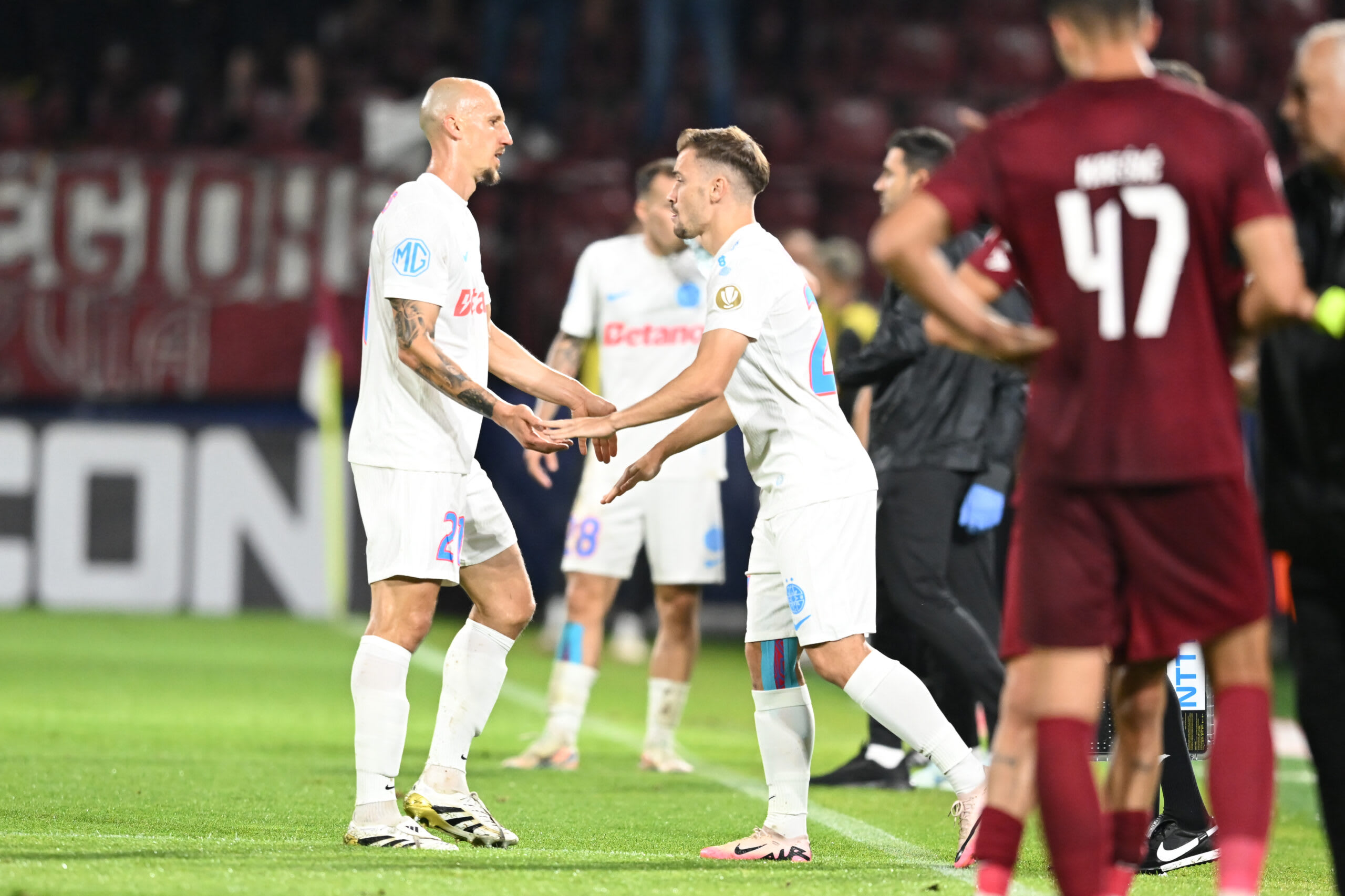 Darius Olaru și Vlad Chiricheș în timpul meciului de fotbal Darius Olaru și Vlad Chiricheș în timpul meciului de fotbal