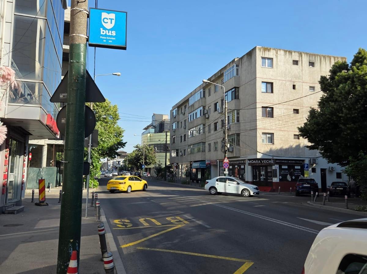 Stație de autobuz Piața Griviței în Constanța, semnalizată și funcțională