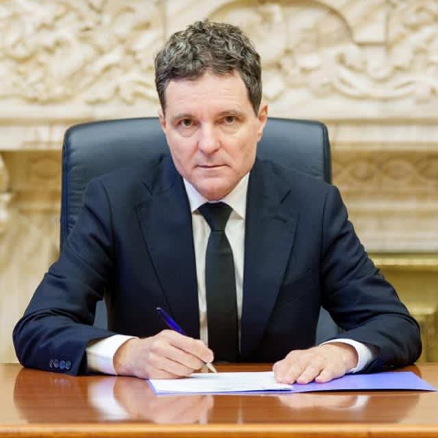 Nicușor Dan în fața unui birou, prezentând declarația de avere