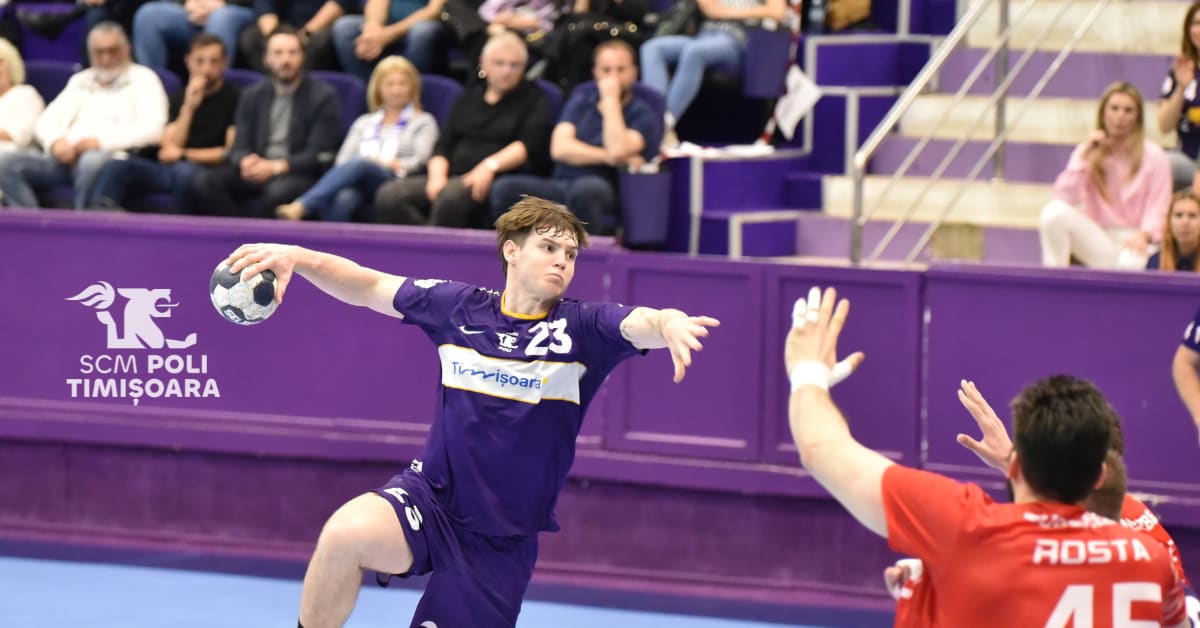 Jucător handbal în acțiune, echipament sportiv, teren de handbal