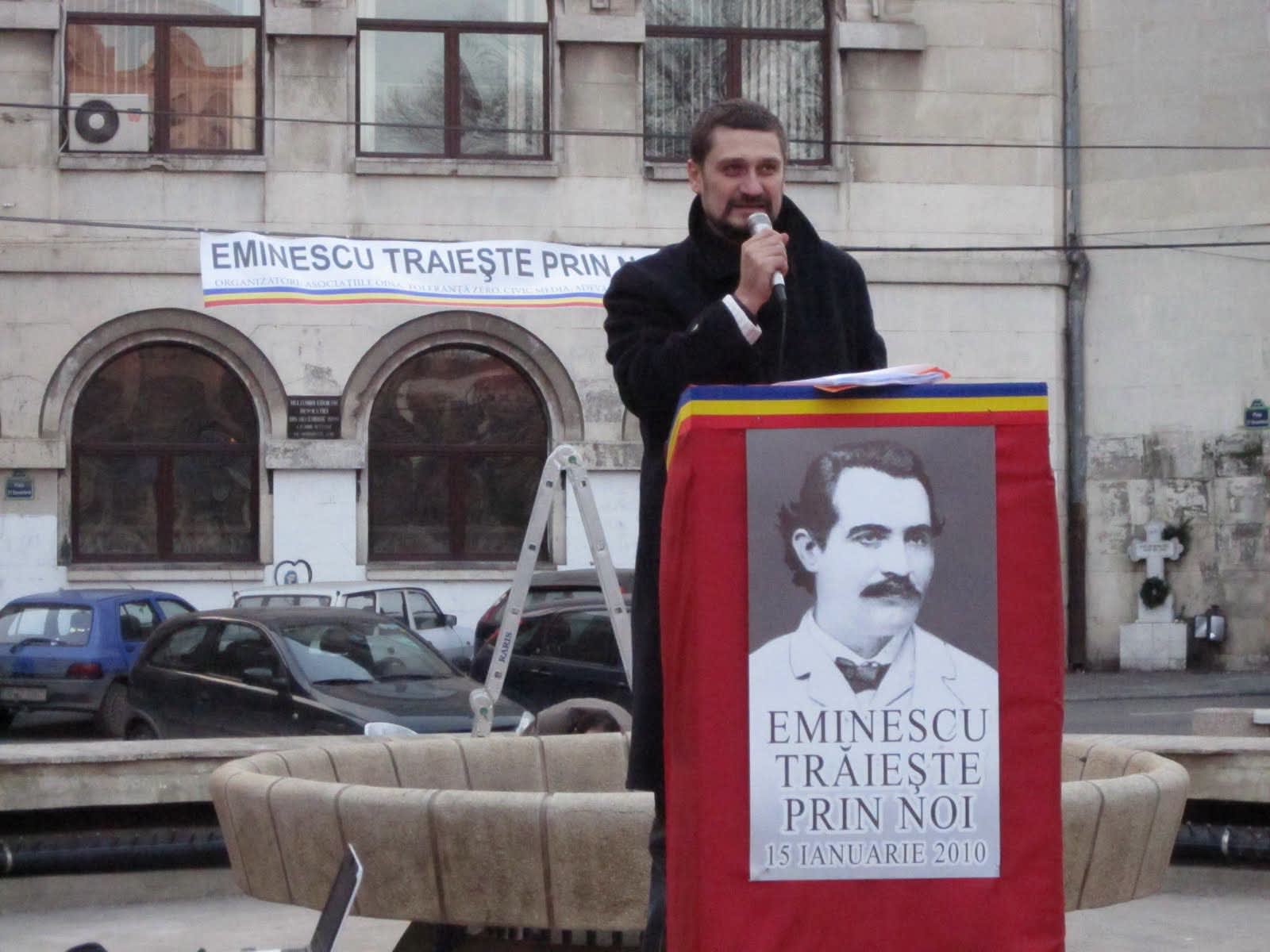 Avocatul Mihai Rapcea în sala de judecată, în fața instanței Avocatul Mihai Rapcea în sala de judecată, în fața instanței
