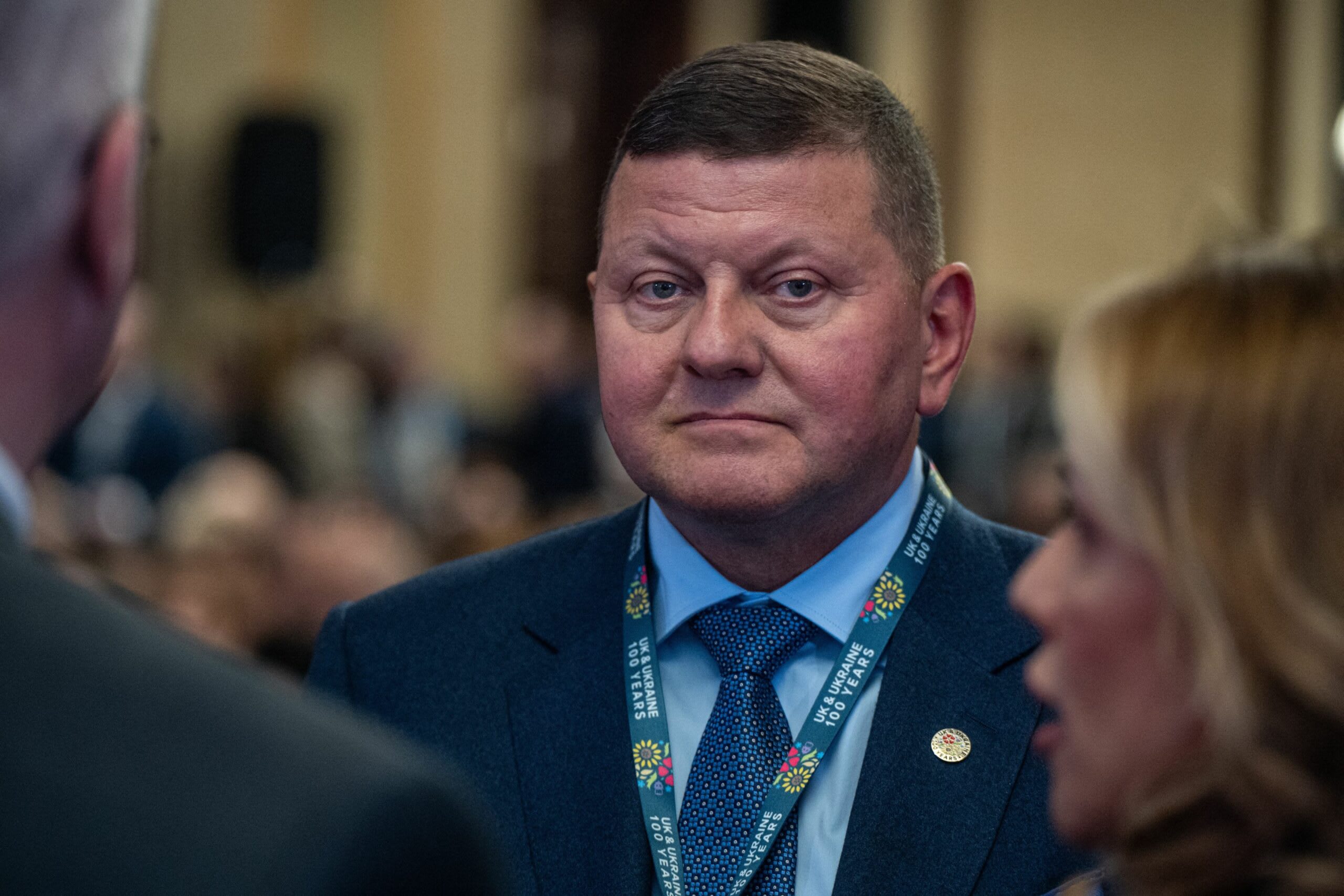 Valerii Zaluzhni în uniformă militară, în fața ambasadei din Londra Valerii Zaluzhni în uniformă militară, în fața ambasadei din Londra