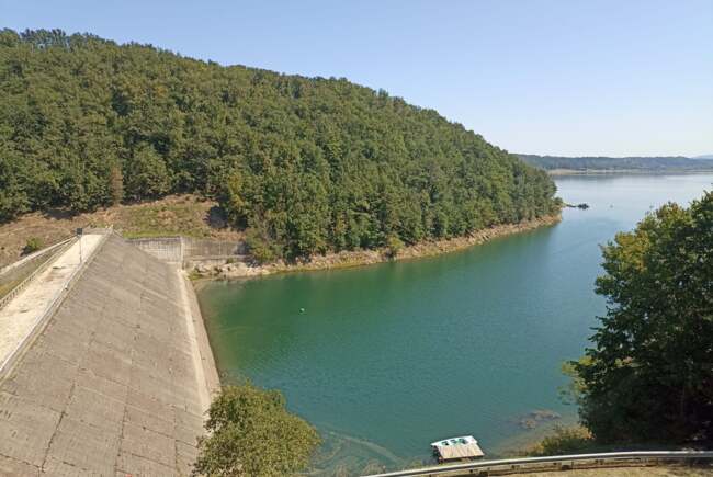 Ponton plutitor și mobilier de plajă la lacul Surduc, Timiș
