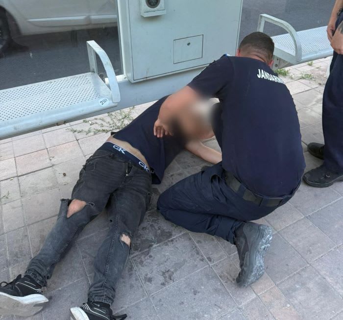 Doi jandarmi din Constanța acordând primul ajutor unui tânăr inconștient