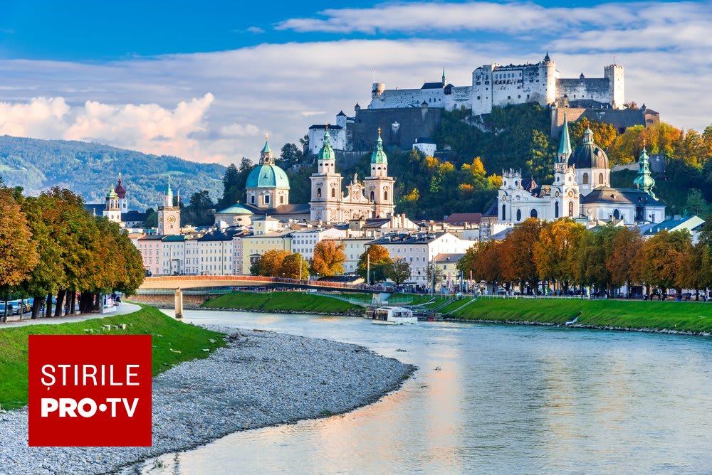 Centrul istoric Salzburg cu turiști Centrul istoric Salzburg cu turiști