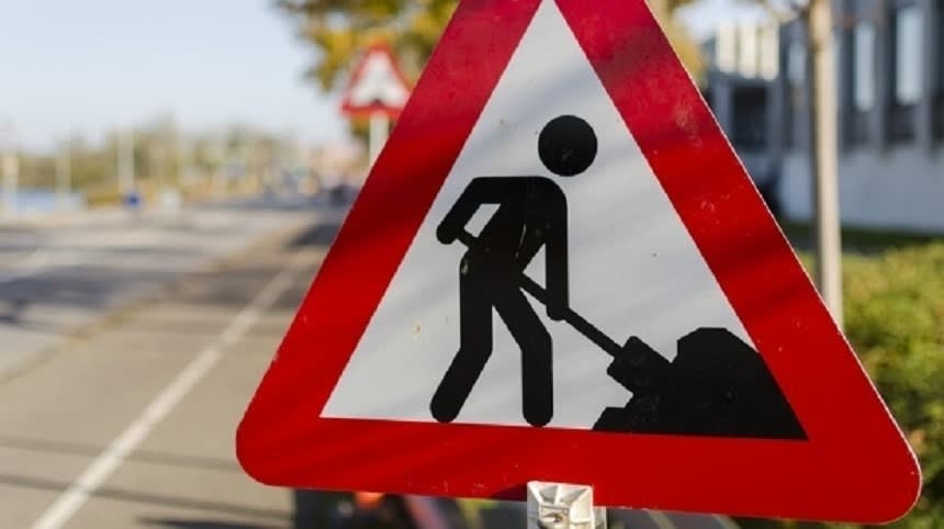 Polițiști dirijând traficul pe strada Calea lui Traian din Râmnicu Vâlcea