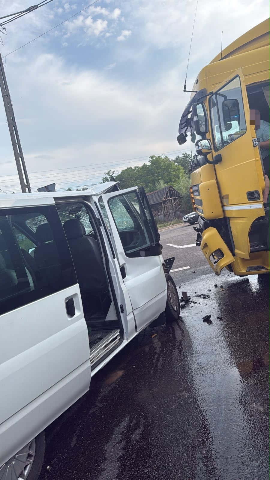Impact între autoutilitară și TIR pe DN7 în Golești