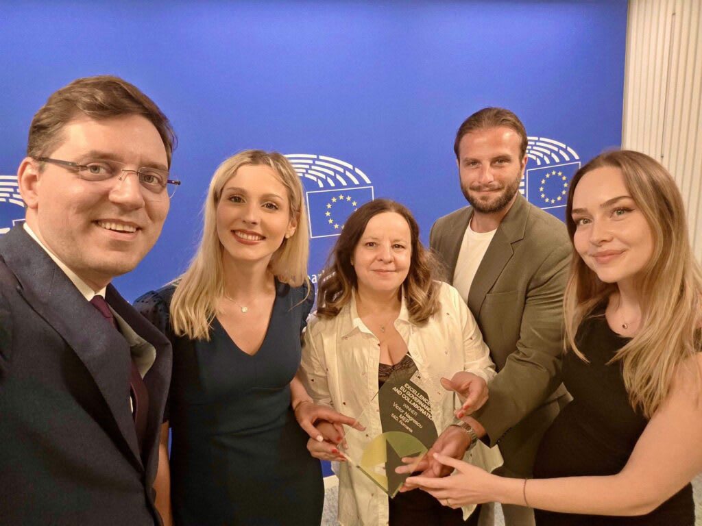 Victor Negrescu primind premiul Europarlamentarul Anului 2026