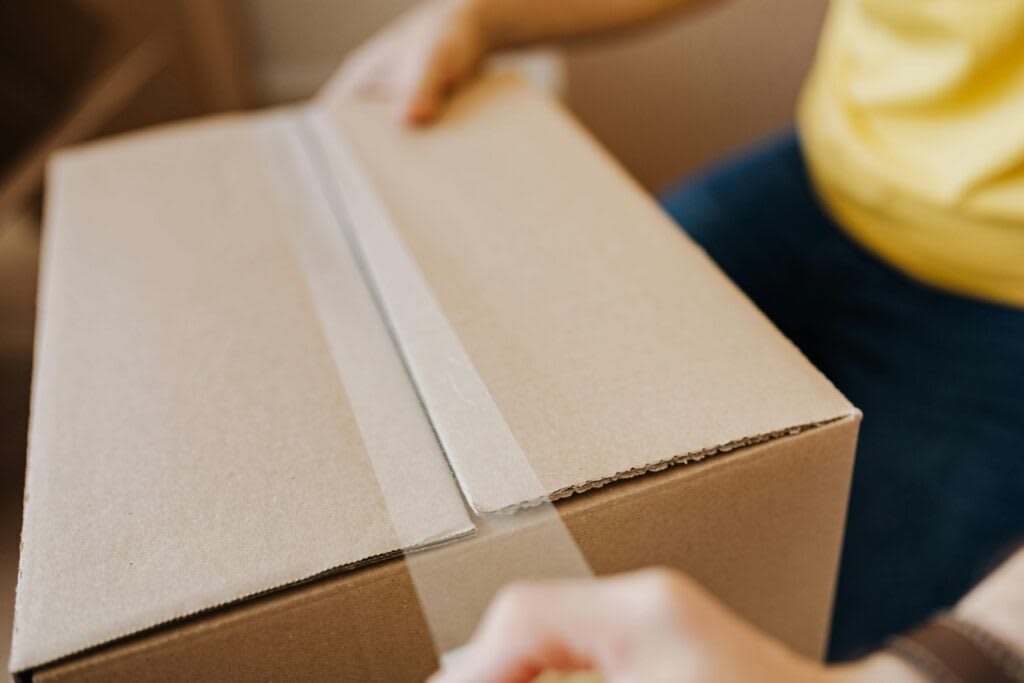 Colet cu produse online, taxă vamală și logistică în România