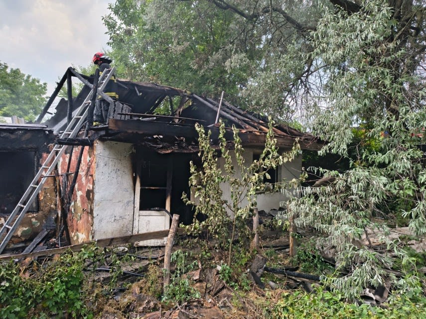 Pompieri Galați stingând un incendiu la o locuință
