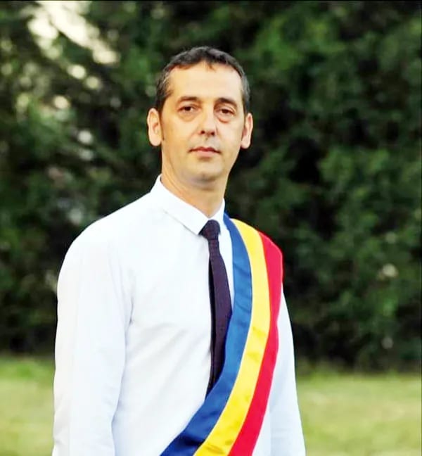 Primarul Florin Ionescu în timpul unei ședințe de planificare în Stoilești Primarul Florin Ionescu în timpul unei ședințe de planificare în Stoilești