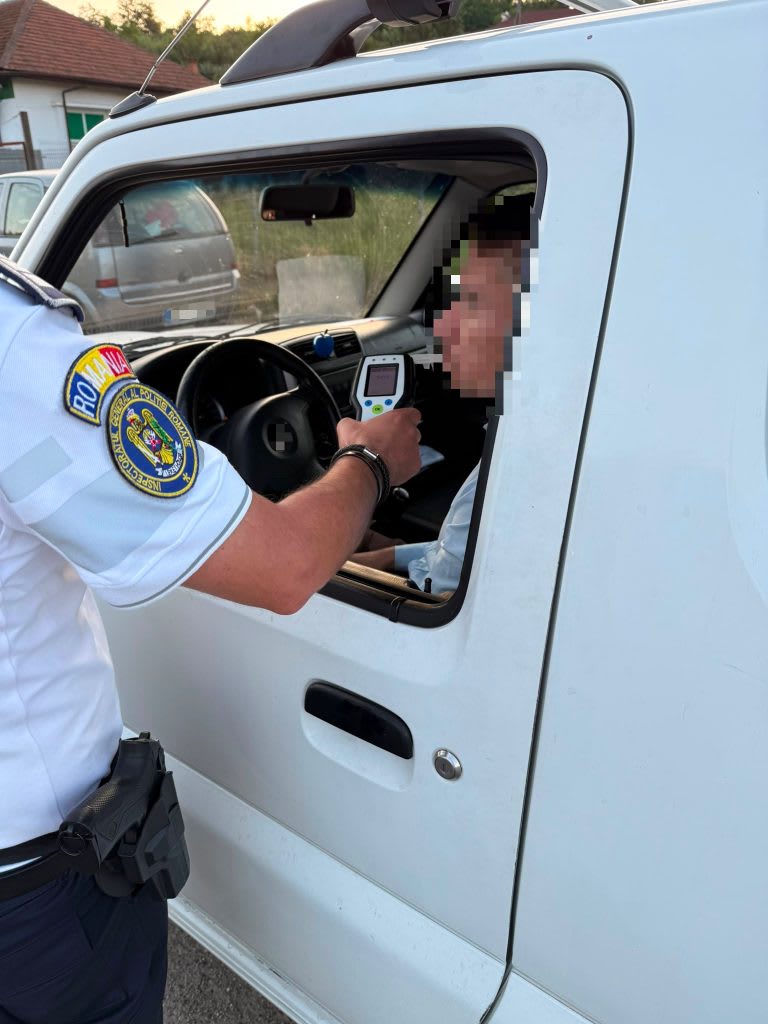 Polițist rutier verificând un șofer băut pe DN 64 în Vâlcea