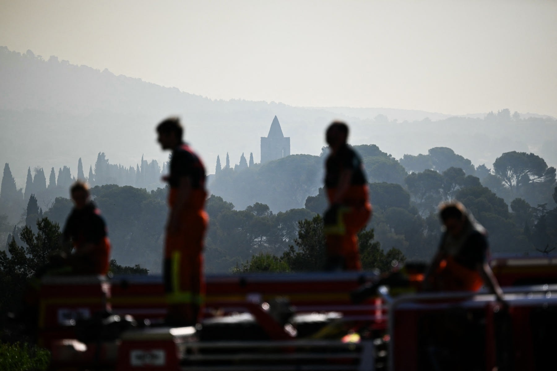 Pompieri francezi stingând incendiu de vegetație în sudul Franței Pompieri francezi stingând incendiu de vegetație în sudul Franței