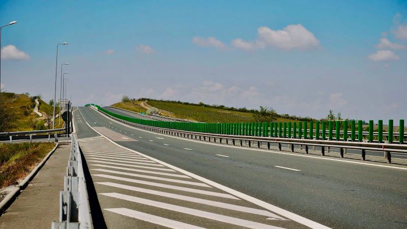Constructori lucrând la nodul rutier Peștera pe autostrada A2, Constanța