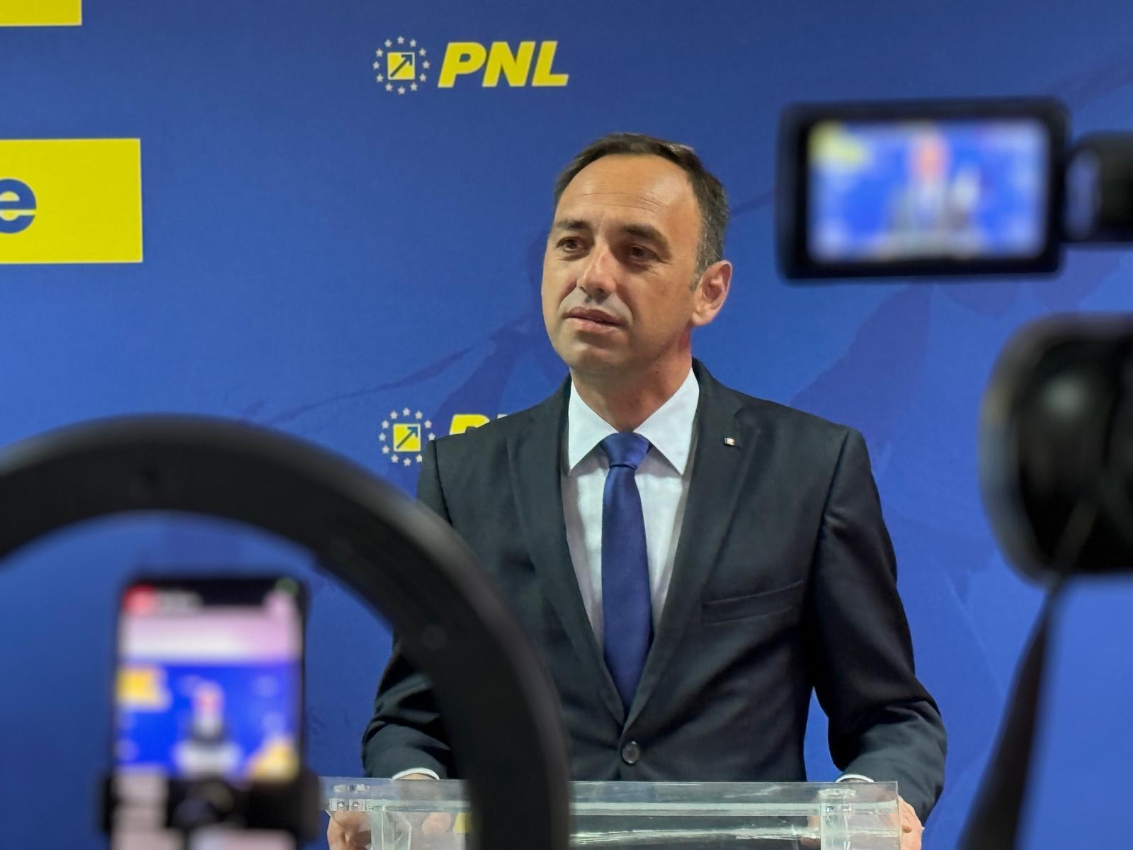 Laurențiu Cazan în discurs politic, gesticulând în fața camerei