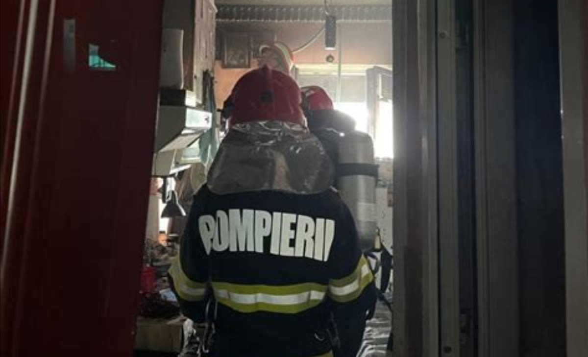 Pompieri intervenind la un incendiu într-un apartament din Drăgășani