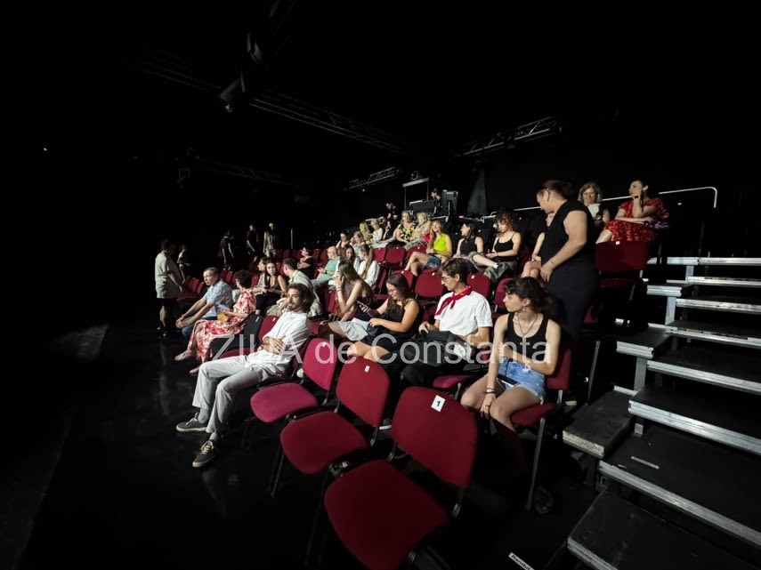 Echipă de realizare film românesc la proiecție în Constanța