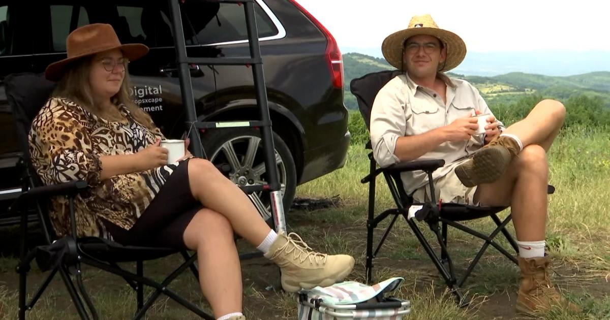Camping în pădure cu cort și echipament de camping Camping în pădure cu cort și echipament de camping