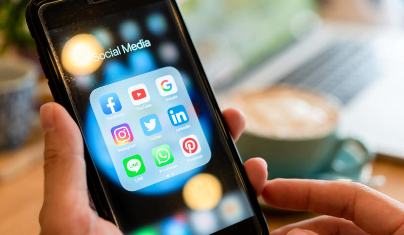 Adolescenți folosind telefoane mobile pe rețele sociale Adolescenți folosind telefoane mobile pe rețele sociale