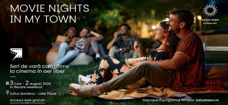 Spectatori în aer liber la proiecție de film în Iulius Gardens Spectatori în aer liber la proiecție de film în Iulius Gardens