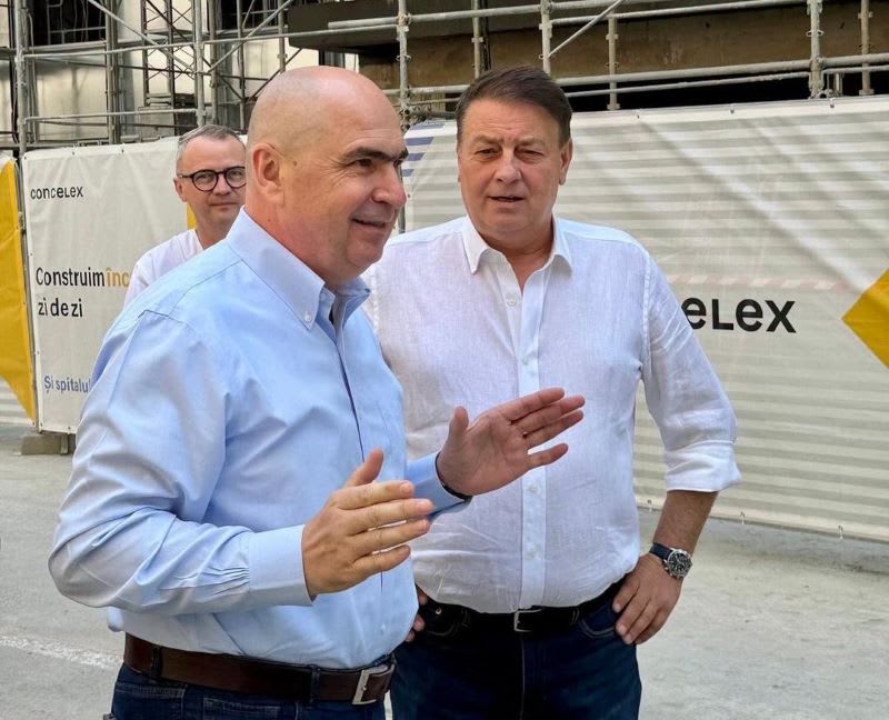 Premierul Ilie Bolojan inspectând șantierul noului spital din Constanța