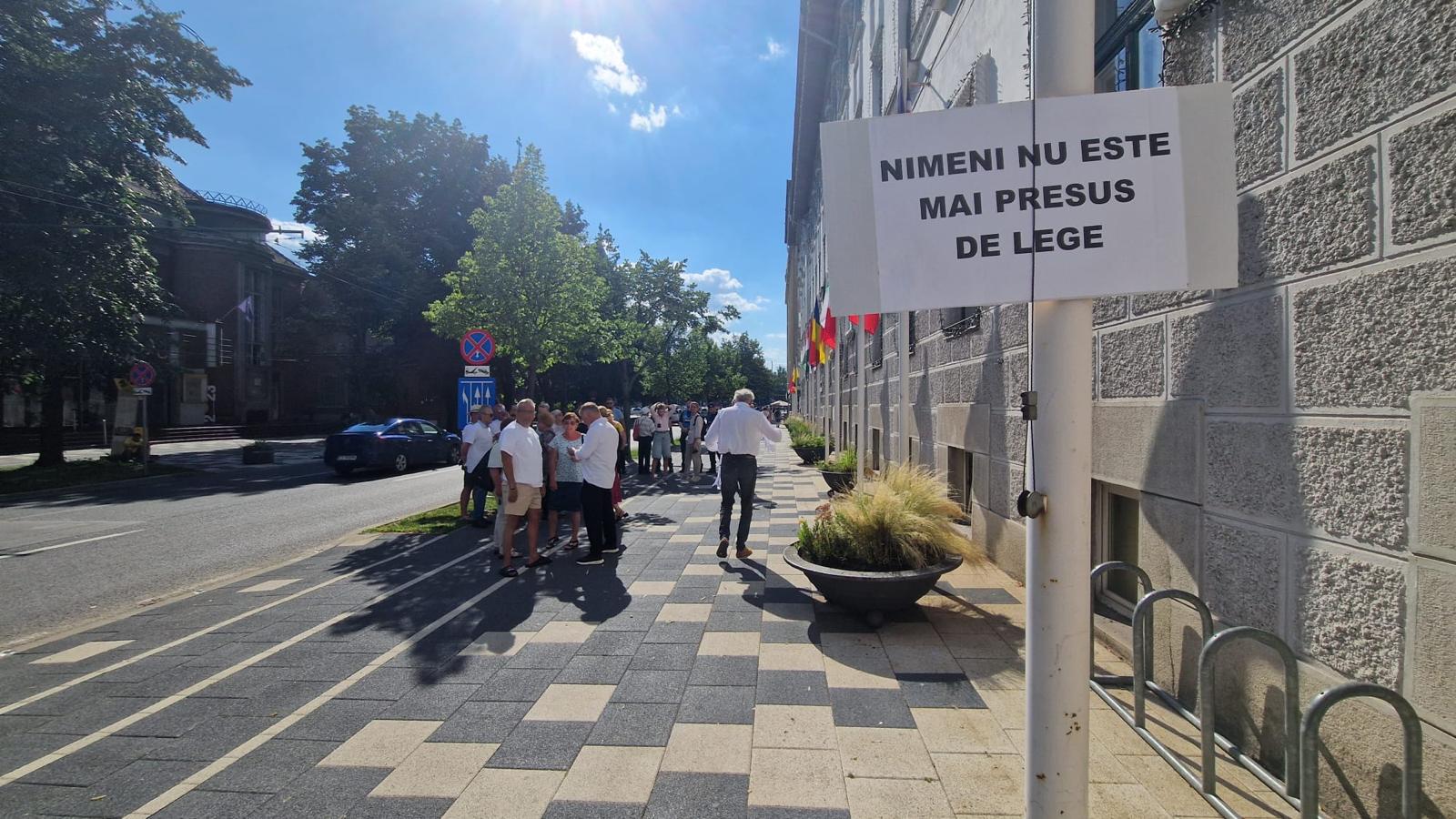 Participanți la protestul PUSL în fața Primăriei Timișoara