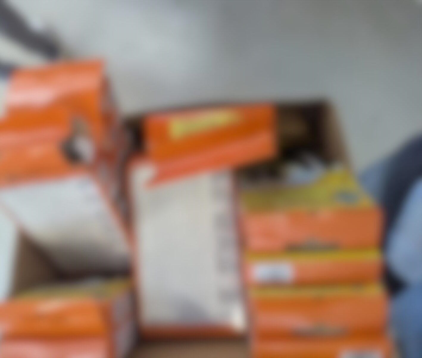 Polițiști verificând articole pirotehnice într-un magazin din Constanța