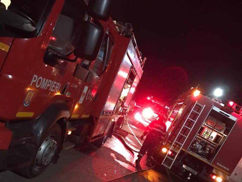 Pompieri stingând incendiu la un autoturism pe autostradă în Constanța