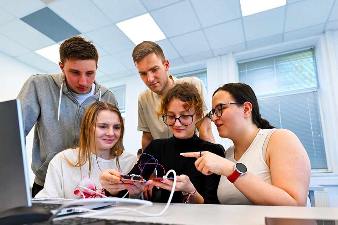 Studenți în sala de curs la universitatea din Timișoara Studenți în sala de curs la universitatea din Timișoara