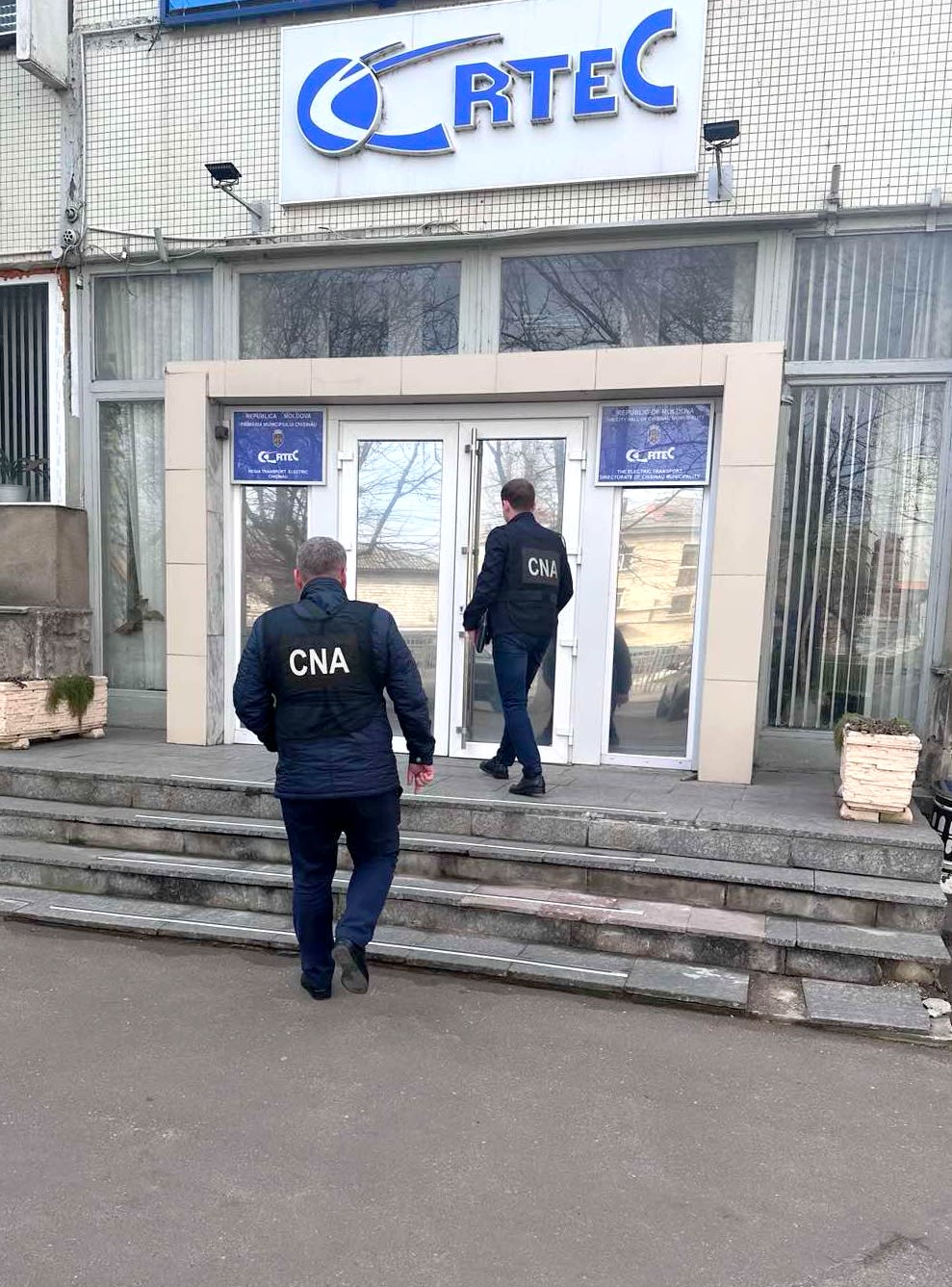 Polițiști în timpul perchezițiilor la locuințele suspecților în dosarul de fraudare a BAC-ului