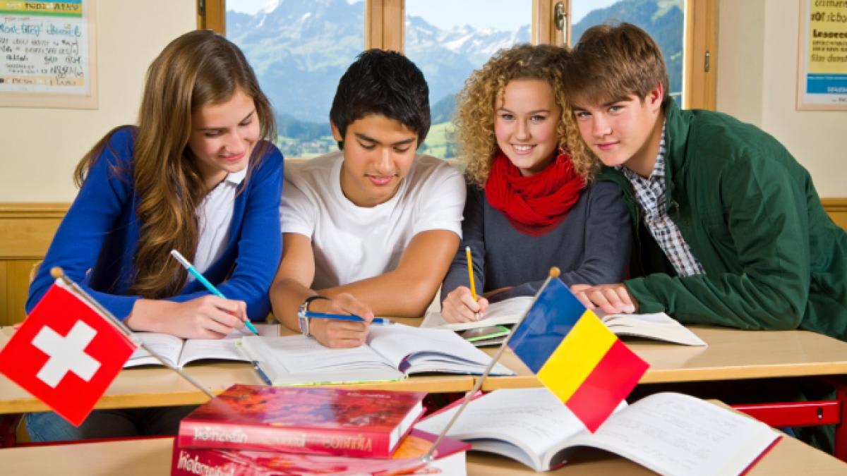 Elevi în clasă învățând limba română în Austria