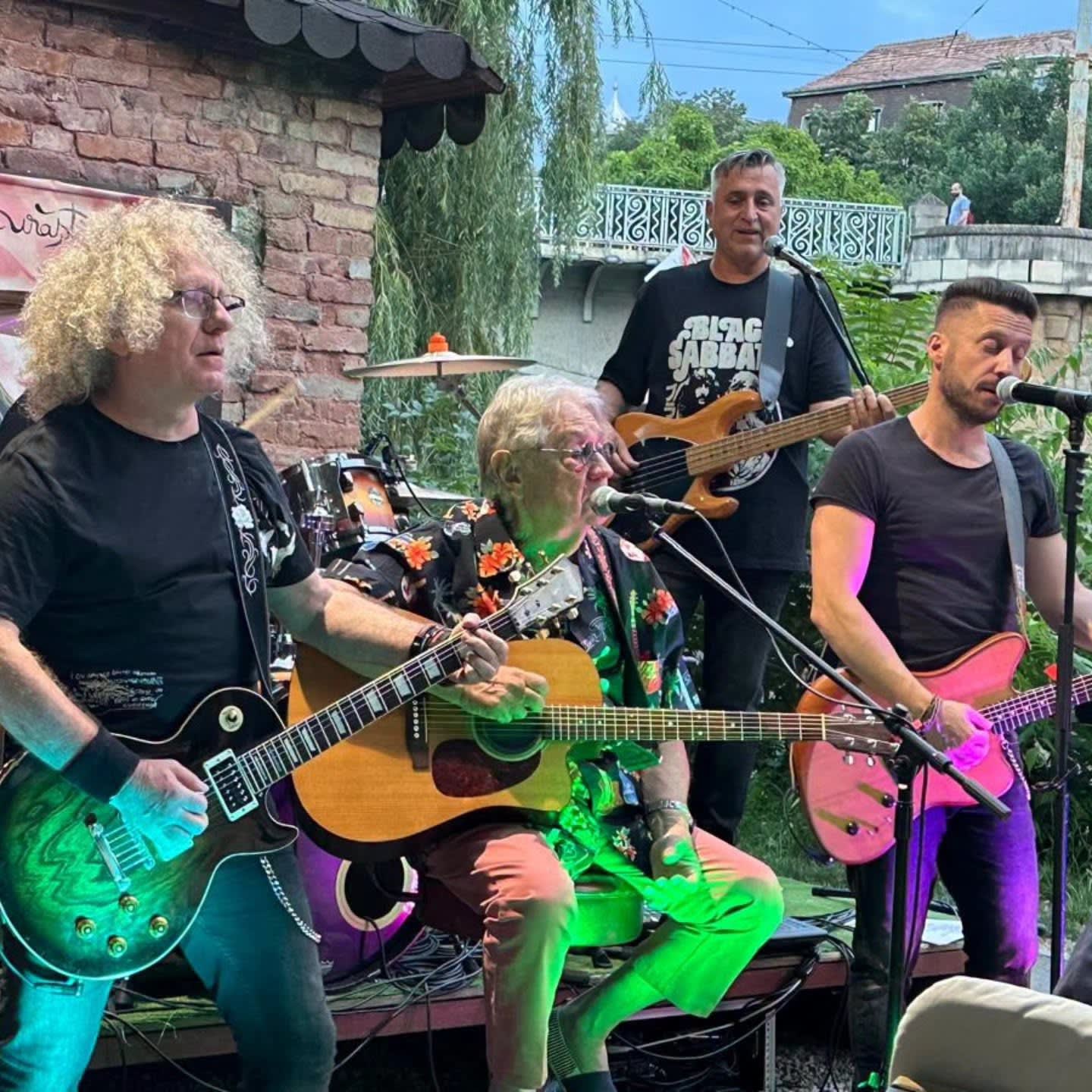 Mircea Vintilă și Pragu’ de sus pe scenă la concertul din Timișoara Mircea Vintilă și Pragu’ de sus pe scenă la concertul din Timișoara