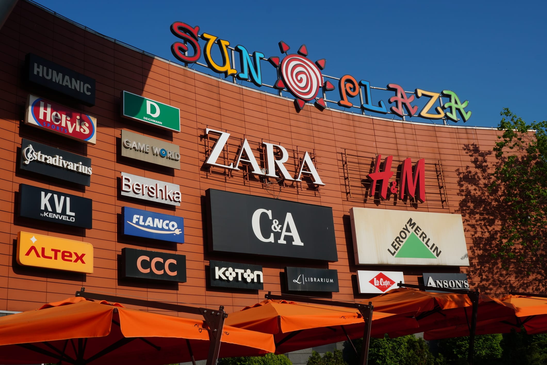 Grupul britanic Frasers finalizează preluarea magazinelor Hervis din România și Ungaria