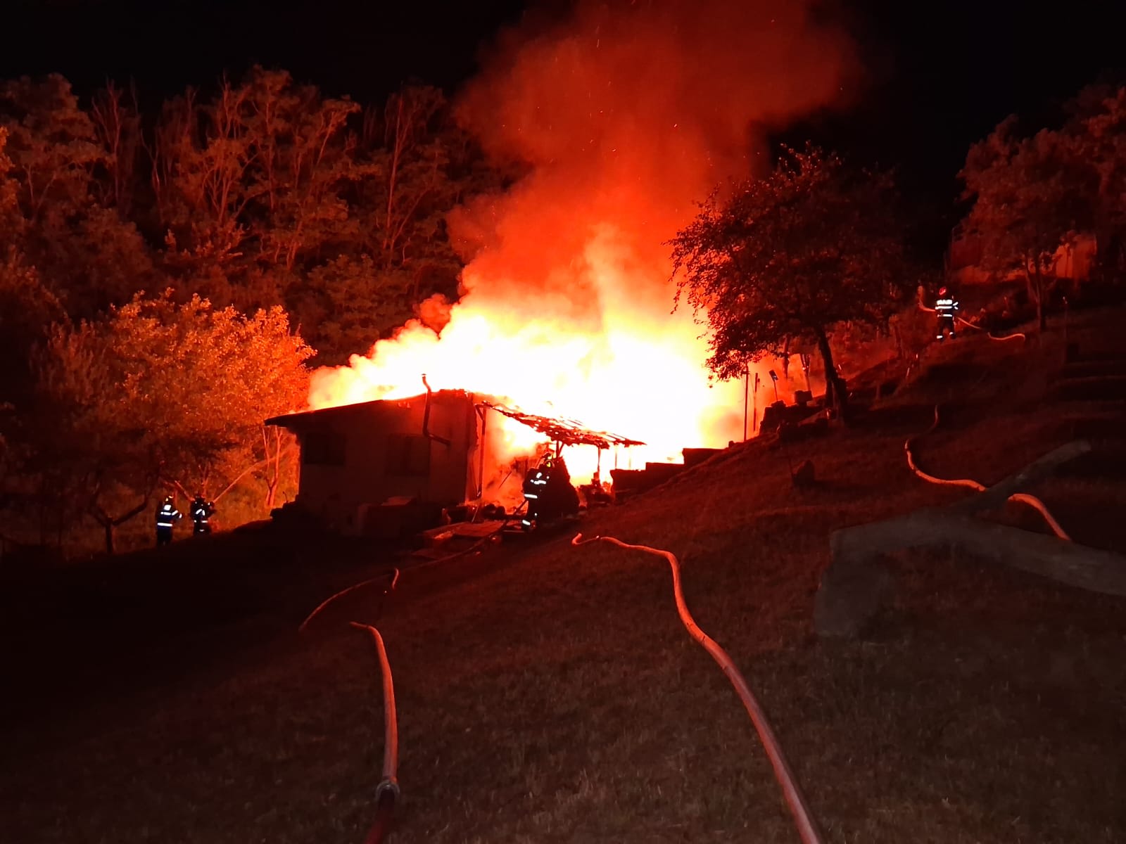 Pompieri în acțiune stingând un incendiu la o casă de lemn în Râmnicu Vâlcea