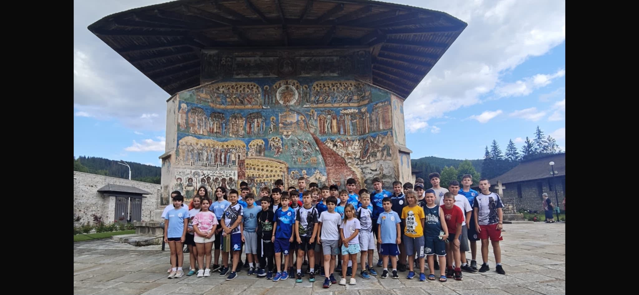 Echipă de minirugby Warriors Timișoara în Bucovina, în timpul competiției Echipă de minirugby Warriors Timișoara în Bucovina, în timpul competiției