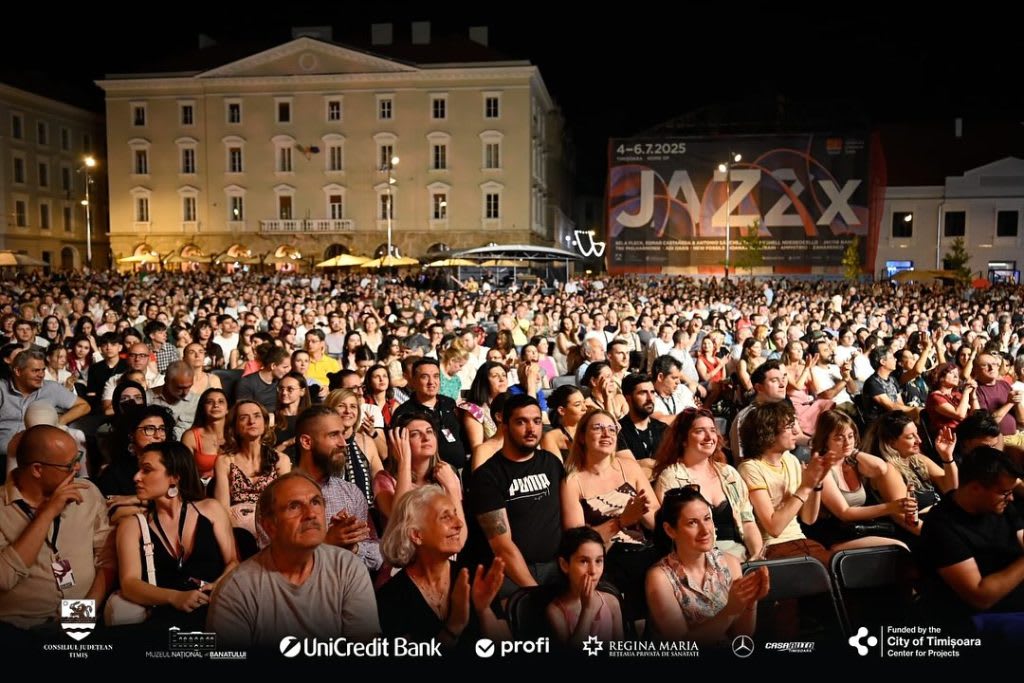 Spectatori la festivalul JAZZx în Piața Libertății, Timișoara