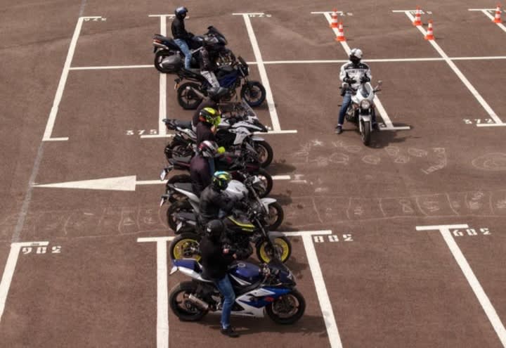 Instructor de conducere defensivă pentru motocicliști în acțiune, în parcarea Poliției din Constanța