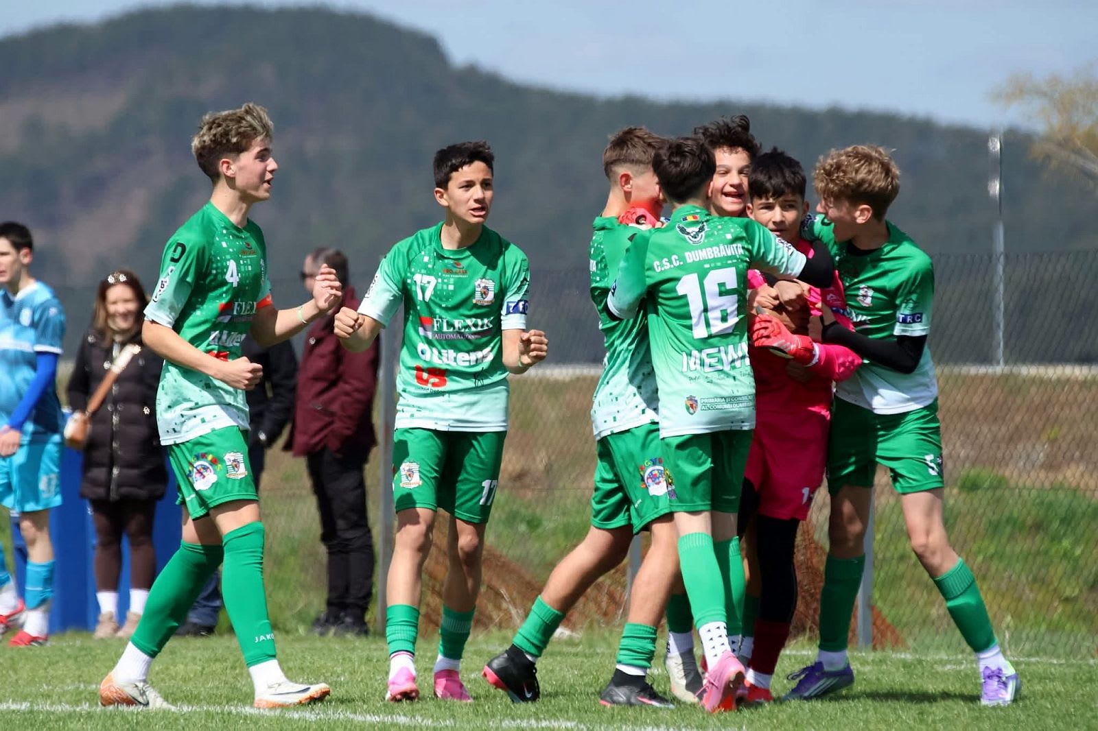 Teren sintetic de fotbal în Dumbrăvița, echipamente sportive și muncitori în acțiune Teren sintetic de fotbal în Dumbrăvița, echipamente sportive și muncitori în acțiune
