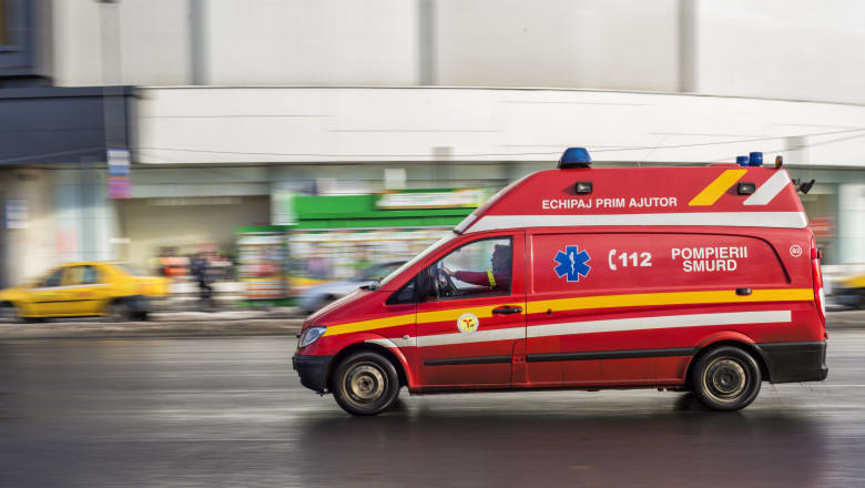 Mașină accidentată pe trotuar, victimă pe bancă, strada Isaccei Tulcea