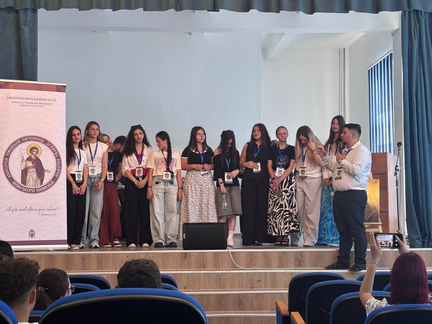 Copii participând la activități în tabăra religioasă din Vâlcea Copii participând la activități în tabăra religioasă din Vâlcea