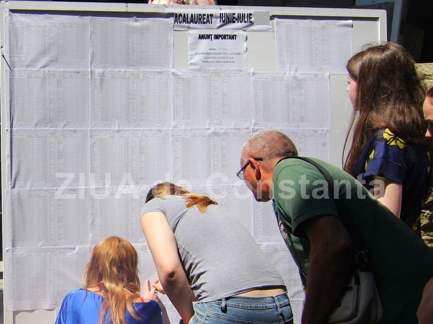 Elevi verificând rezultatele Bacalaureatului 2026 online Elevi verificând rezultatele Bacalaureatului 2026 online