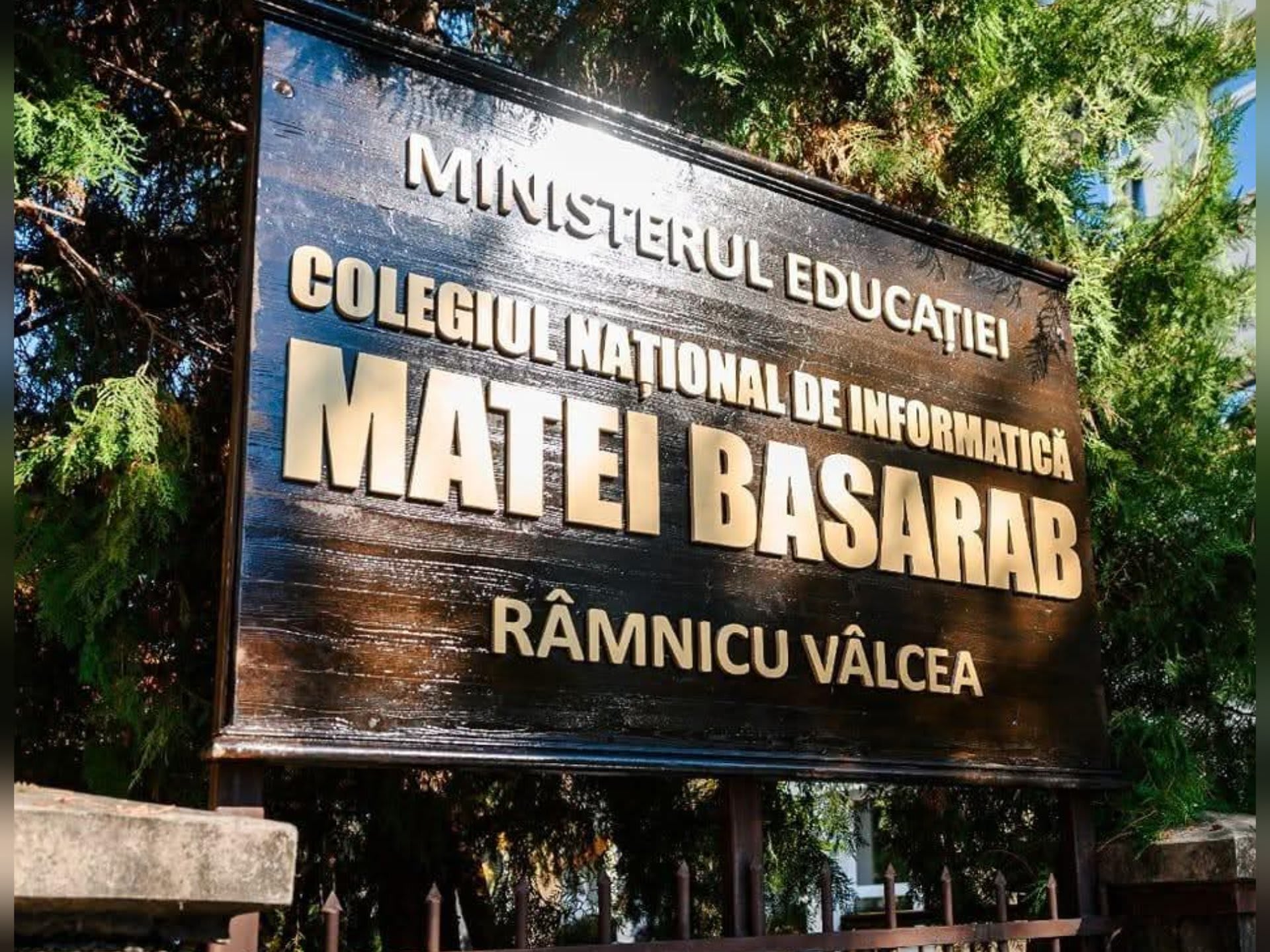 Elevi fericiți în sala de examen la BAC 2026