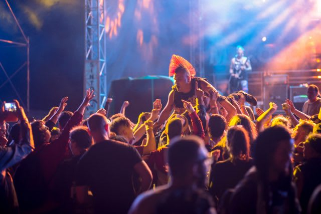 Scene de concert și activități culturale la festivalul Rock la Mureș 2026