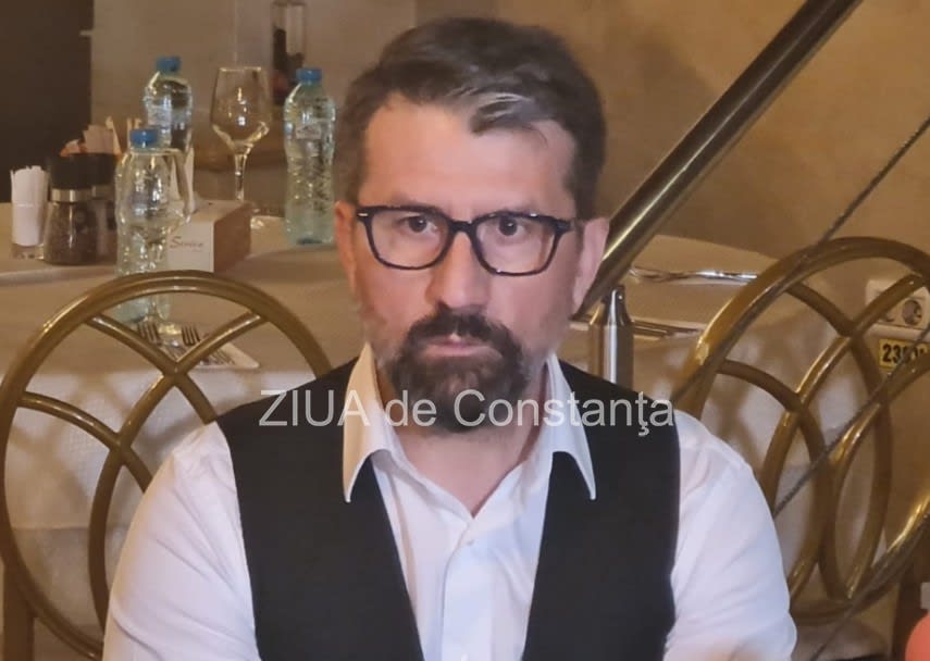Clădire tribunal Constanța, sala de judecată, judecători în acțiune