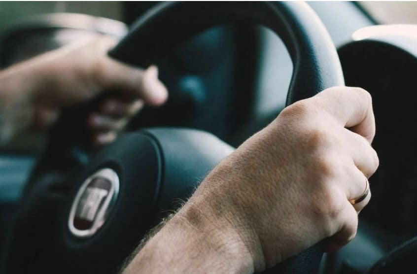 Inspector de muncă verificând un șofer de ride-sharing în București Inspector de muncă verificând un șofer de ride-sharing în București